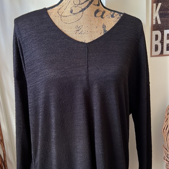 Black Scoop Neck Hi Low Tunic - Picture 2 of 8